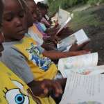 Photo d'enfants qui lisent à Haiti