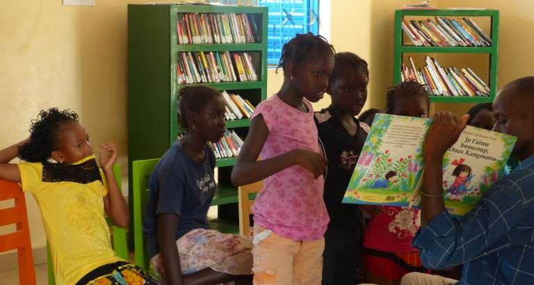 Photo de filles a un atelier de lecture dans la MDE de FAP au Senegal