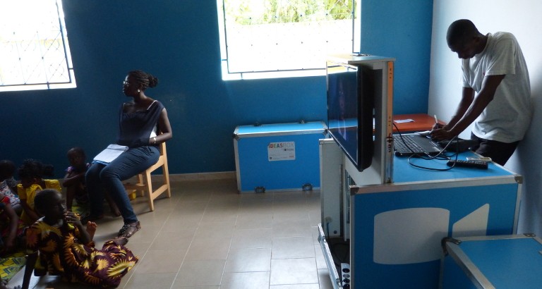 Photo de filles a une projection de film dans la MDE de FAP au Senegal