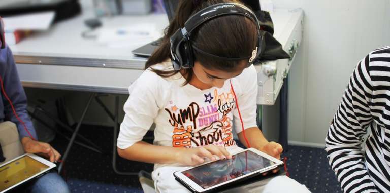 Photo d'enfants utilisant des tablettes de l'Ideas Box au Hashmi Community Center de Amman