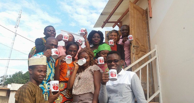 Photo Jeunes Leaders Cameroun avec mugs BSF Campus