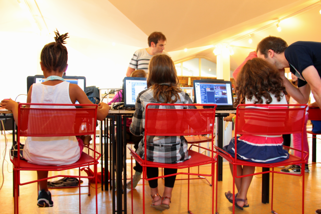 Photo petites filles devant ordinateurs atelier ecole du code