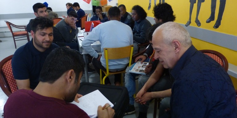 Photos de migrants utilisant l'Ideas Box au centre Jean-Carré à Paris