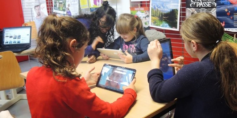 Photo de jeunes filles utilisant les tablettes de l'Ideas Box à Rennes