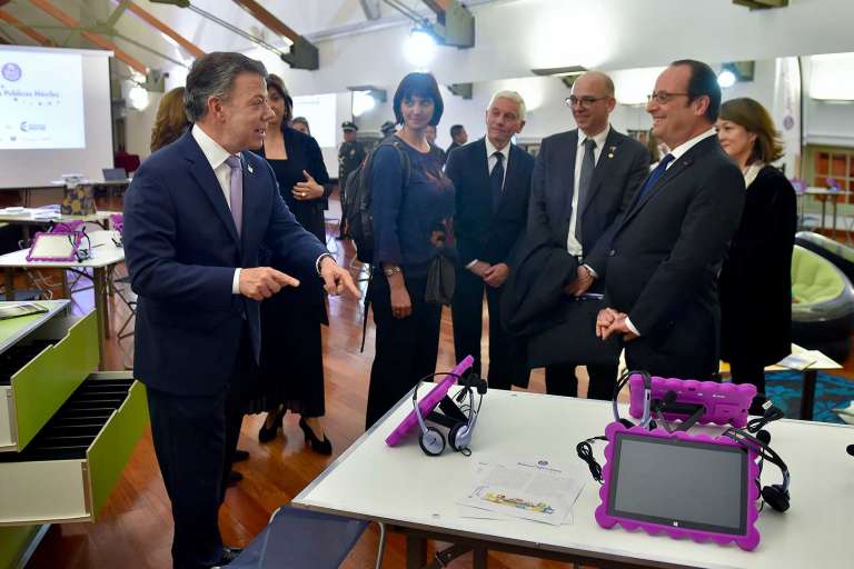 Visite de l'Ideas Box à Bogota le 23 janvier 2017 par le Président de la République colombienne, Juan Manuel Santos, et le Président de la République française, François Hollande. Crédit photo : Efraín Herrera - SIG - SIG