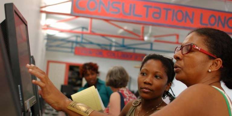 Photo de femmes utilisant un ordinateur à Haïti