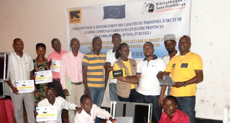 Leaders communautaires et personnel d'IRC avec KoomBook à Ruyigi