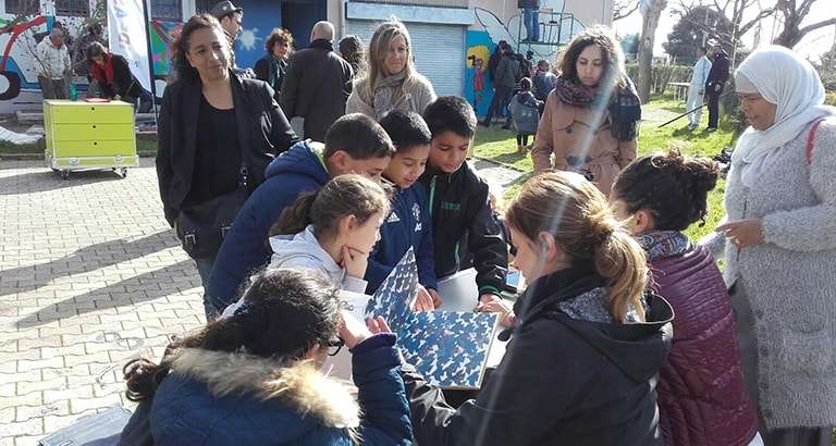 Photo d'enfants et leurs mamans autour de l'Ideas Box