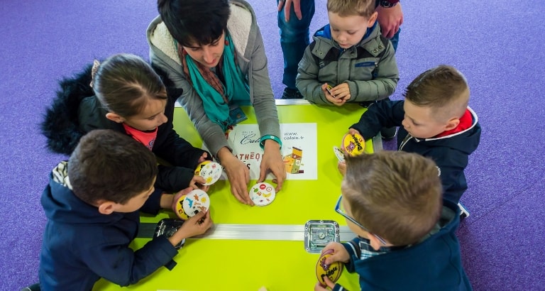 Photo d'enfants faisant des jeux avec une animatrice à Calais