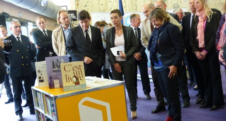 Photo de Patrick Kanner, Patrick Weil et Bénédicte Frocaut devant l'Ideas Box à Calais