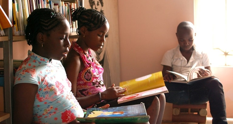 Photo d'enfants qui lisent au CLAC de Yaoundé au Cameroun