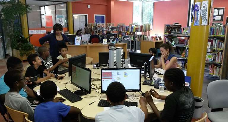 Photo d'un atelier Voyageurs du Code dans une bibliothèque