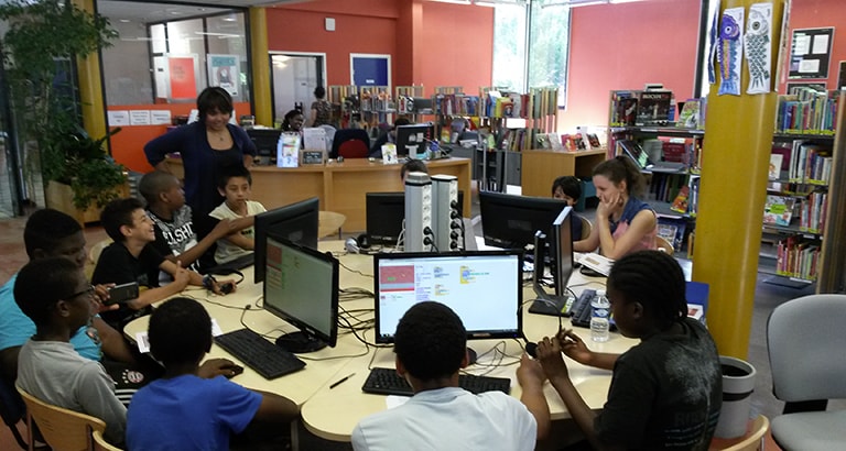 Photo d'un atelier Voyageurs du Code dans une bibliothèque