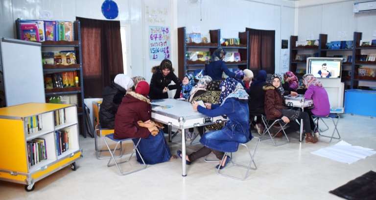 Photo de réfugiées syriennes qui utilisent l'Ideas Box dans le camp de Zaatari en Jordanie