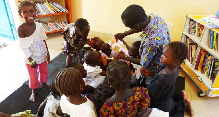 Photo d'une Ideas Box pour les enfants des rues de Ziguinchor au Sénégal