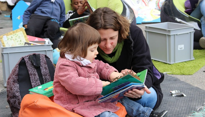 Photo d'une enfant lisant avec sa maman dans un espace Ideas Box à Marseille