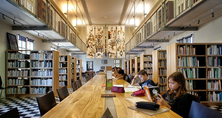 Photo d'une bibliothèque avec des enfants en train de lire