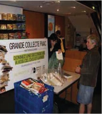 Photo de femmes devant un point de collecte de livres FNAC