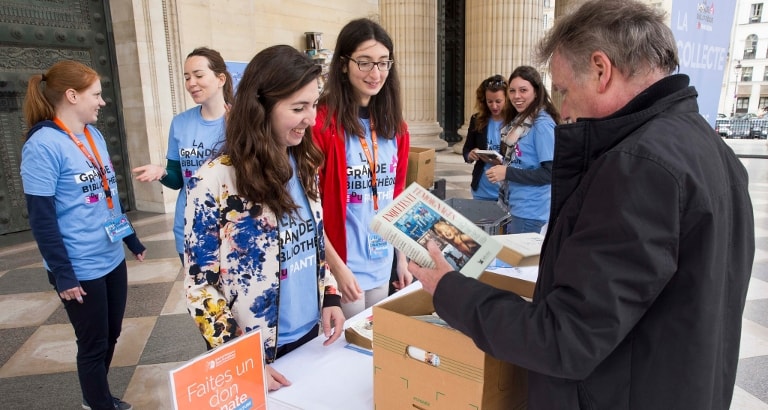 Photo de bénévoles et salariées de BSF recevant des livres d'un donateur à #BibliOPanthéon