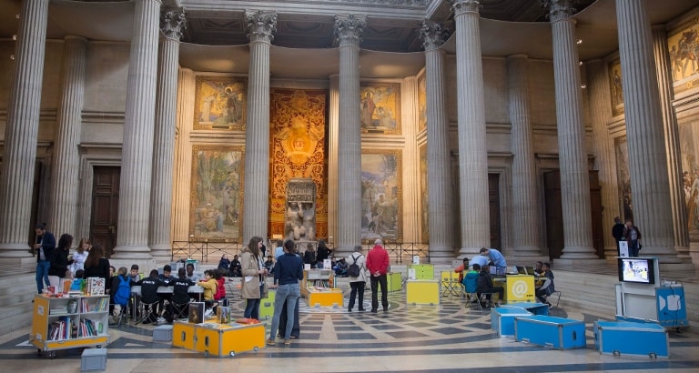 Photo d'enfants dans l'espace Ideas Box déployé au Panthéon