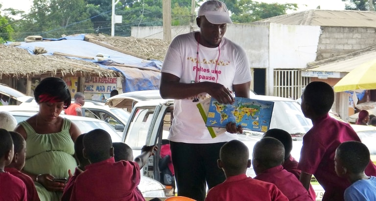 Photo d'un atelier lecture avec le bibliobus à Yaoundé