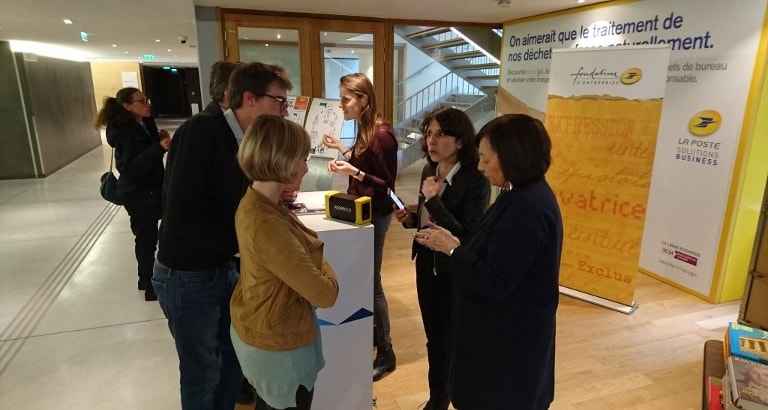 Photo de Maryline Girodias et de Dominique Blanchecotte au siège du groupe La Poste