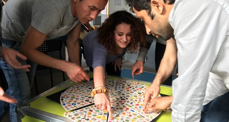 Photo de jeunes jouant à un jeu de société sur l'Ideas Box