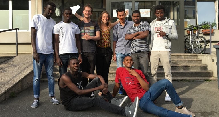 Photo d'un groupe de jeunes posant devant le centre d'hébergement d'Ivry