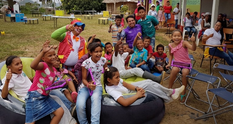 Photo d'enfants colombiens assis dans les fauteuils de l'Ideas Box