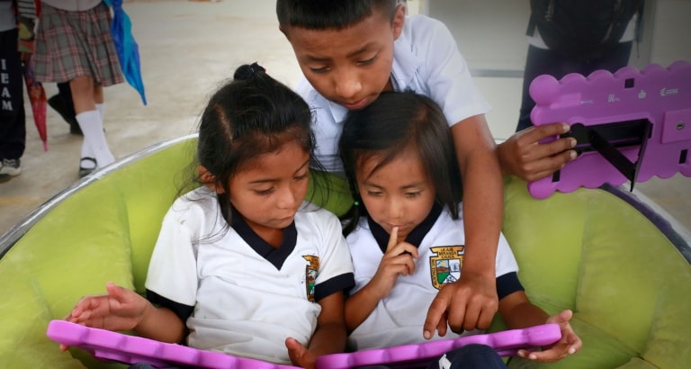 Photo d'enfants sur leurs tablettes en Colombie