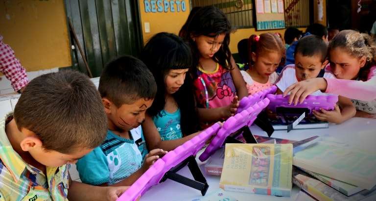 Photo d'enfants sur les tablettes de l'Ideas Box en Colombie