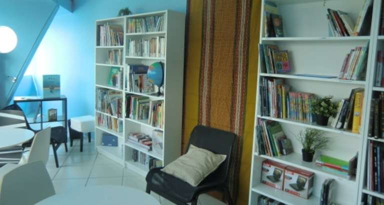 Photo des étagères de livres de la Plateforme Enfants du Monde à Bobigny