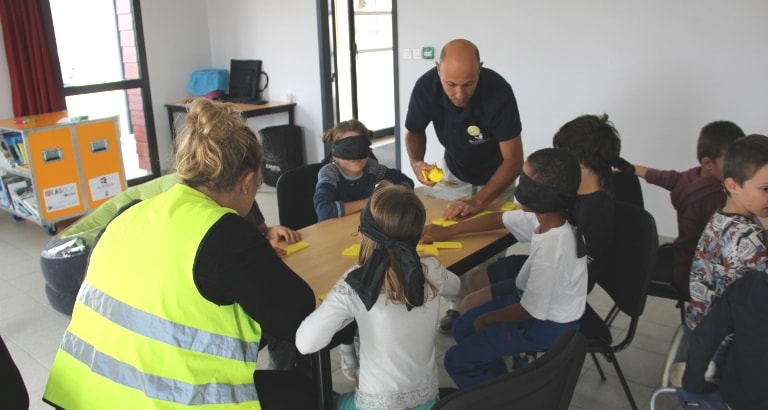 Photo d'un atelier dominos avec les yeux bandés