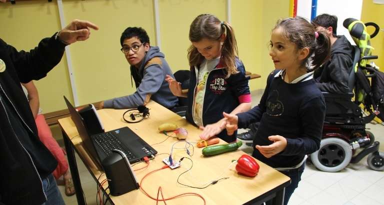 Photo de trois enfants lors de l'atelier Makey-Makey