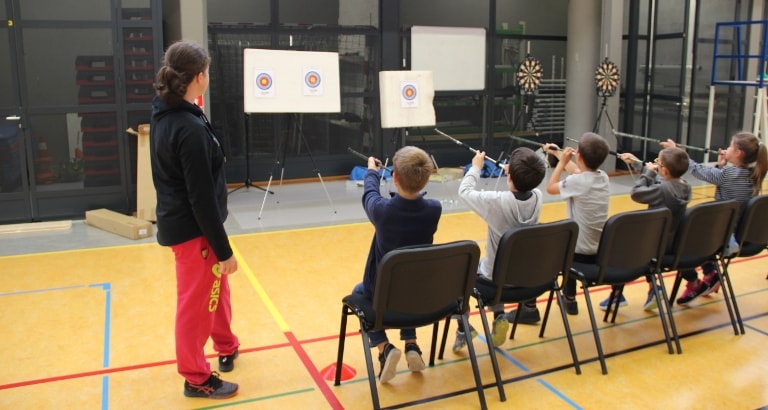 Photo d'un atelier de sarbacane avec des enfants