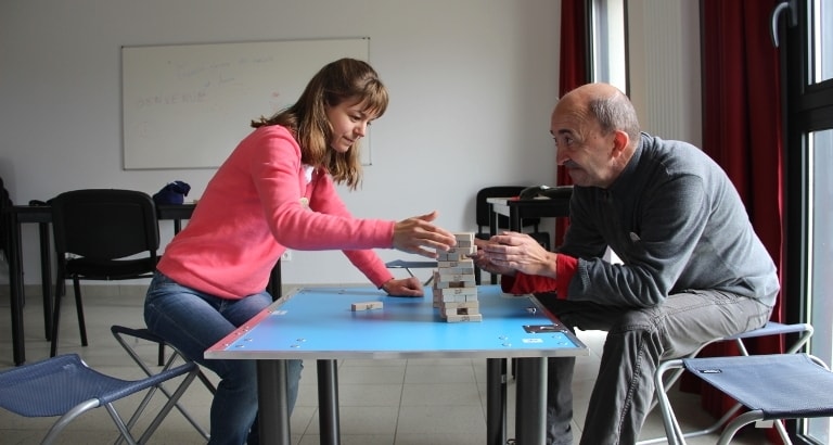 Photo de deux personnes jouant au Jenga