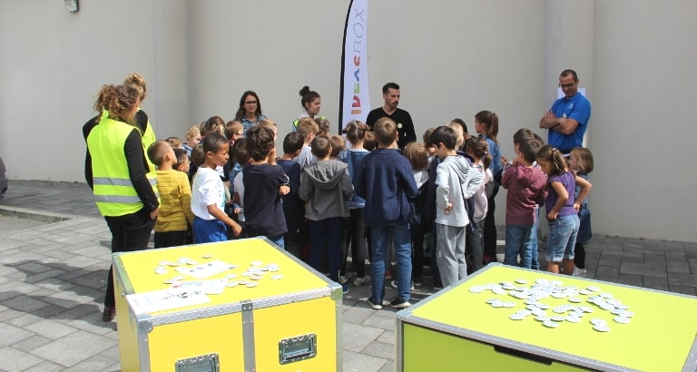 Photo des enfants d'un centre de loisirs à Pipriac aux côtés de l'Ideas Box