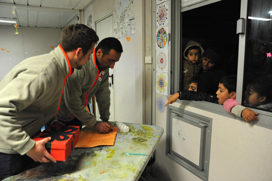 Photo de bénévoles avec des enfants