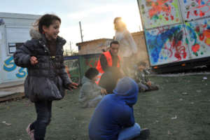 Photo d'enfants qui courent devant la Butterfly House