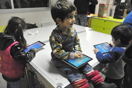 Photo d'un enfant avec une tablette