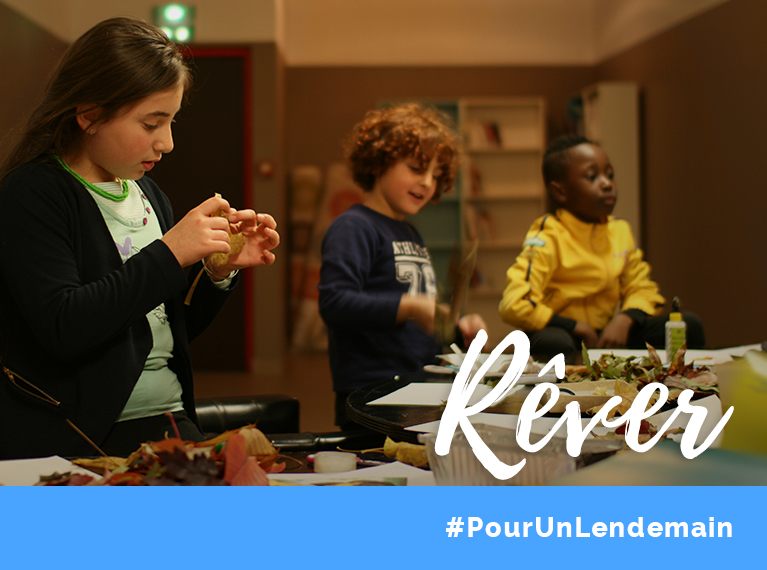 Photo d'enfants en plein atelier dans un hébergement social