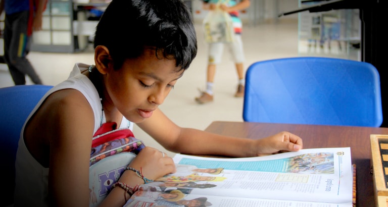 Photo d'un enfant colombien faisant ses devoirs