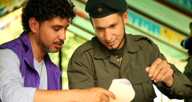 Photo d'un bibliothécaire colombien et d'un Farc ensemble