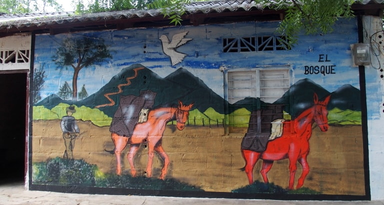 Photo d'une fresque murale avec des ânes