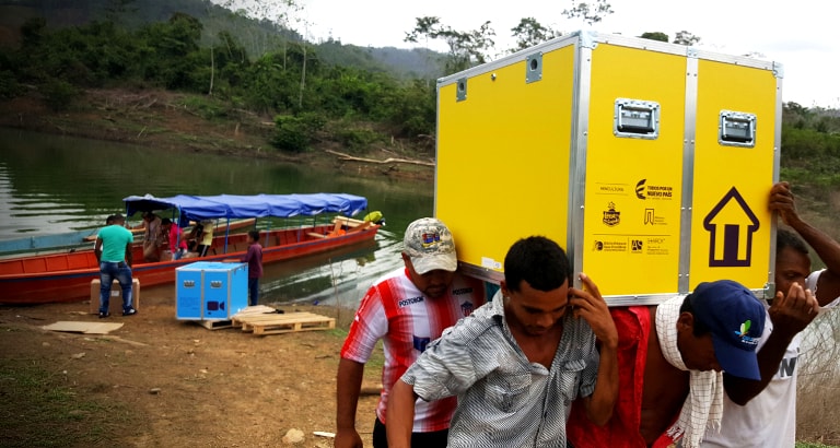 Photo d'une Ideas Box portée par les Colombiens