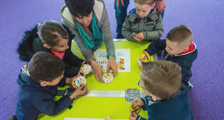 Photo de jeunes qui jouent sur l'Ideas Box