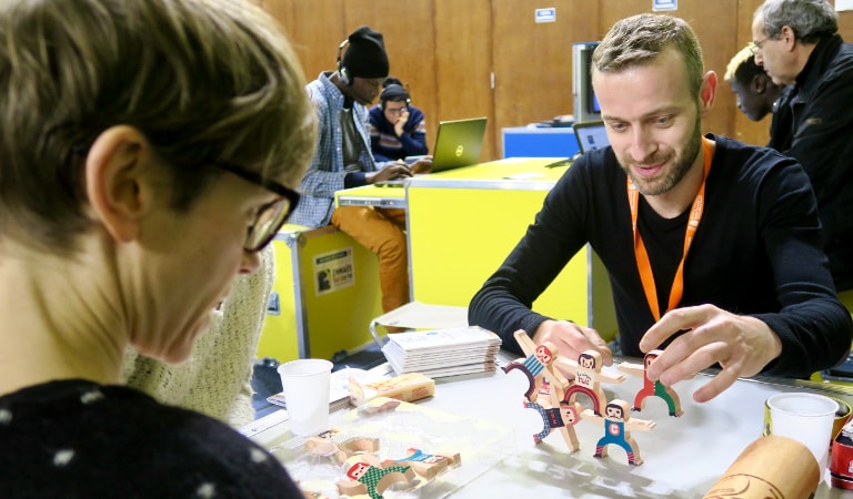 Photo de personnes jouant aux jeux de société