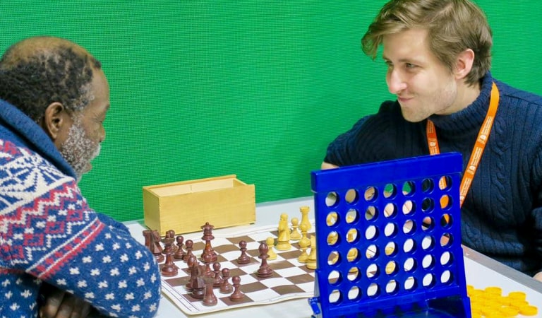 Photo de deux hommes jouant aux échecs