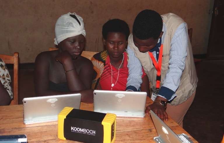 Photo d'un atelier Koombook avec des mineures au Burundi