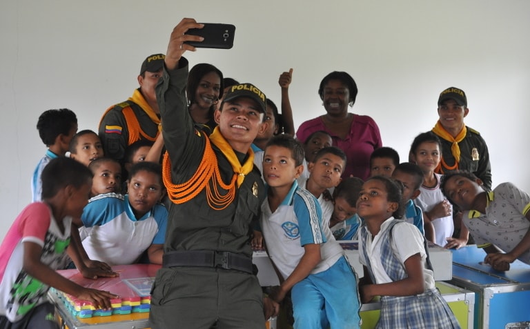 Photo d'un selfie entre un policier et des enfants